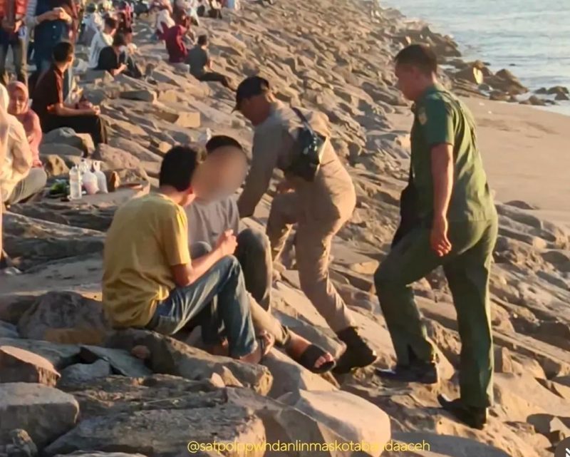 Satpol PP-WH Banda Aceh Bubarkan Aktivitas Remaja di Kawasan Pantai Jelang Waktu Magrib
