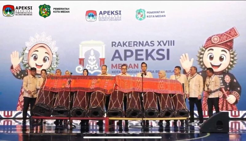 Pembukaan Rakernas XVIII APEKSI, Illiza Ikut Pukul Gordang Sambilan
