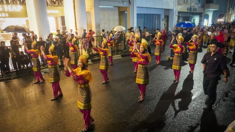 Meski Diguyur Hujan, Kota Banda Aceh Tampil Mempesona di Karnaval Budaya